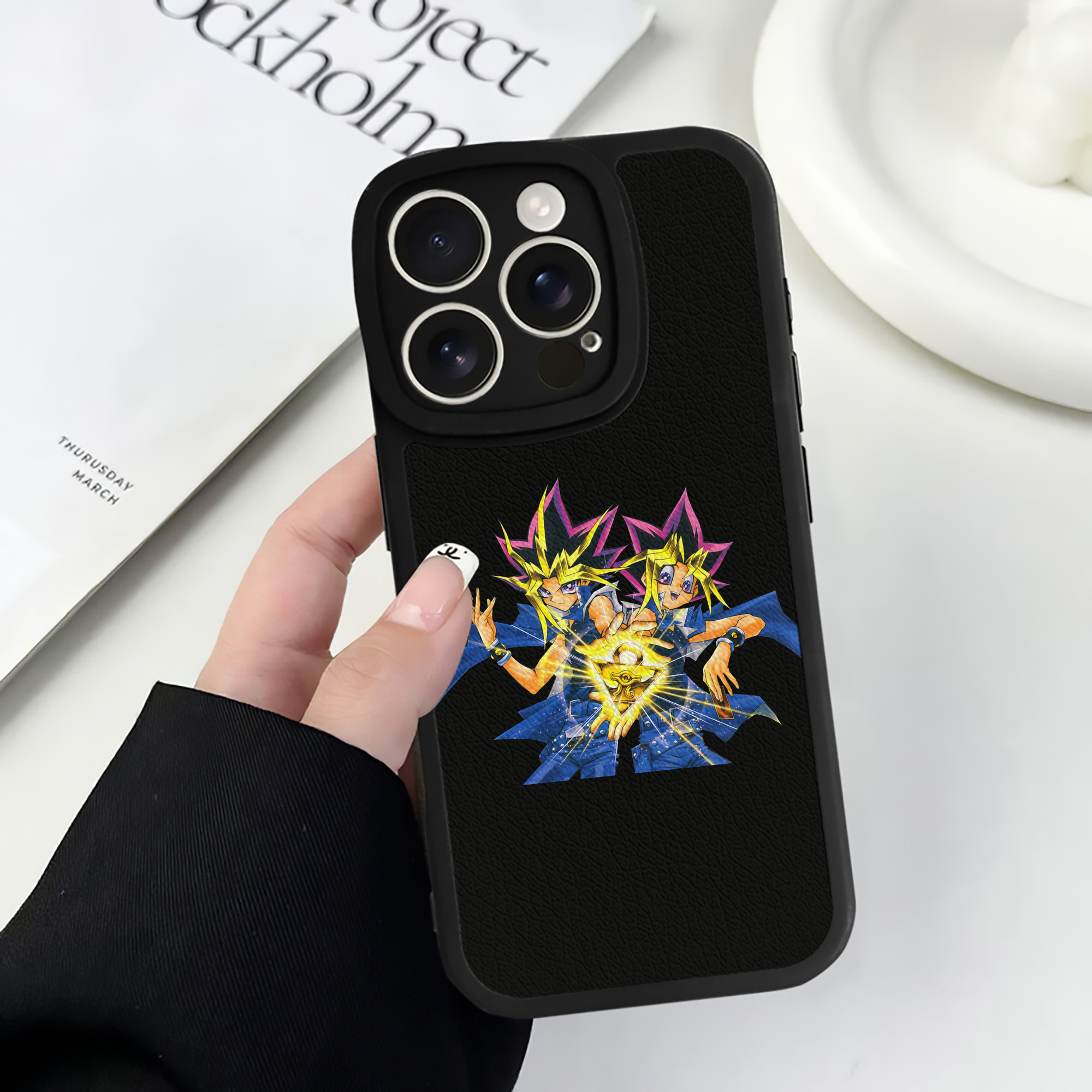 （画像用） 遊☆戯☆王 Yu-Gi-Oh! 【iPhone 16シリーズ対応】シリコンスマホケース（レザー調） 材質：シリコン